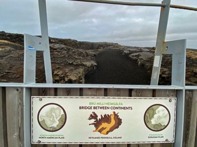 Eine Brücke zwischen zwei Kontinentaplatten