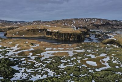Entlang an Lavafeldern, bewachsen mit Moos